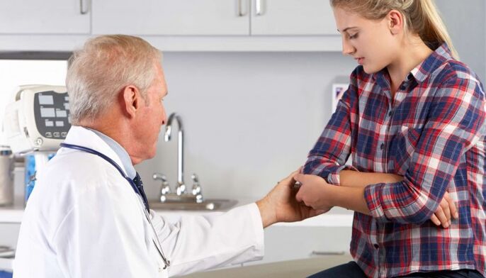 arst uurib käte liigeseid valu suhtes